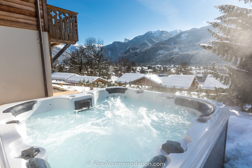 Chalet Gentiane Bleue Samoëns - Enjoy wonderful views over Samoëns and the surrounding mountains from the hot tub