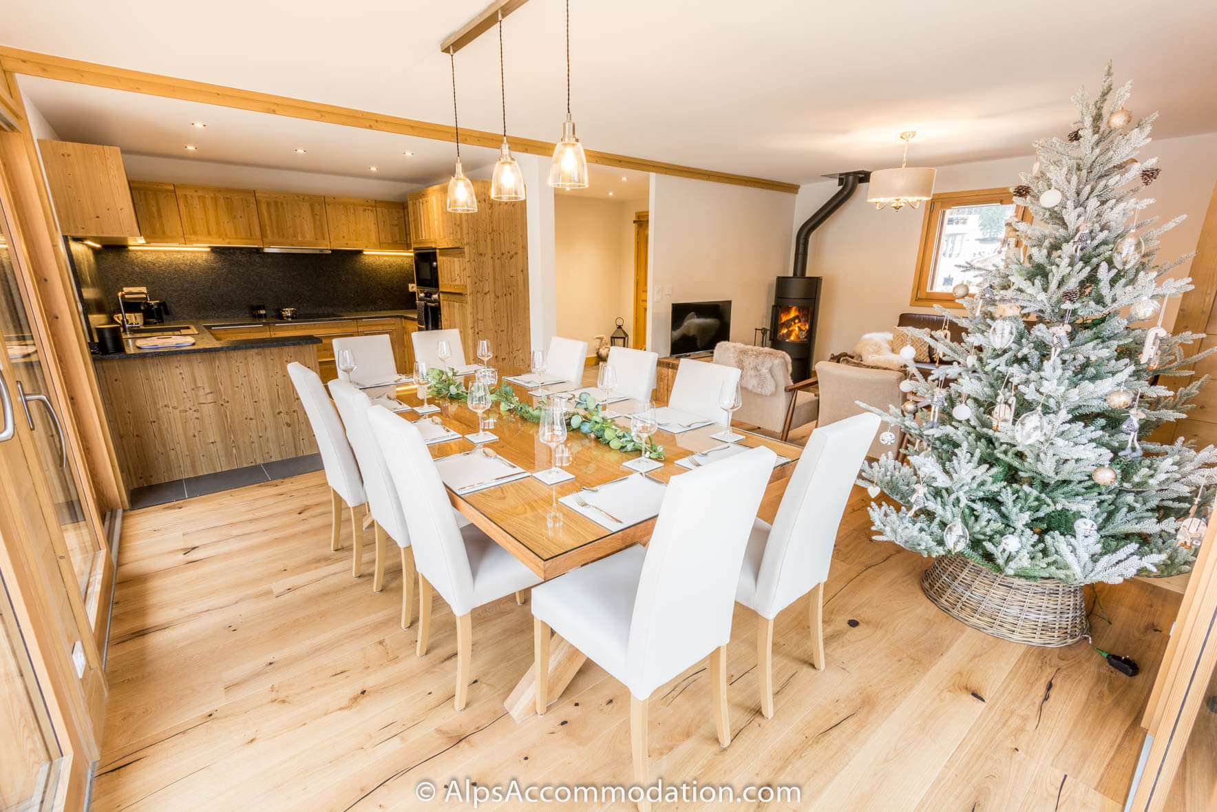 Chalet Louisa Samoëns - The light and spacious dining area can comfortably seat 8