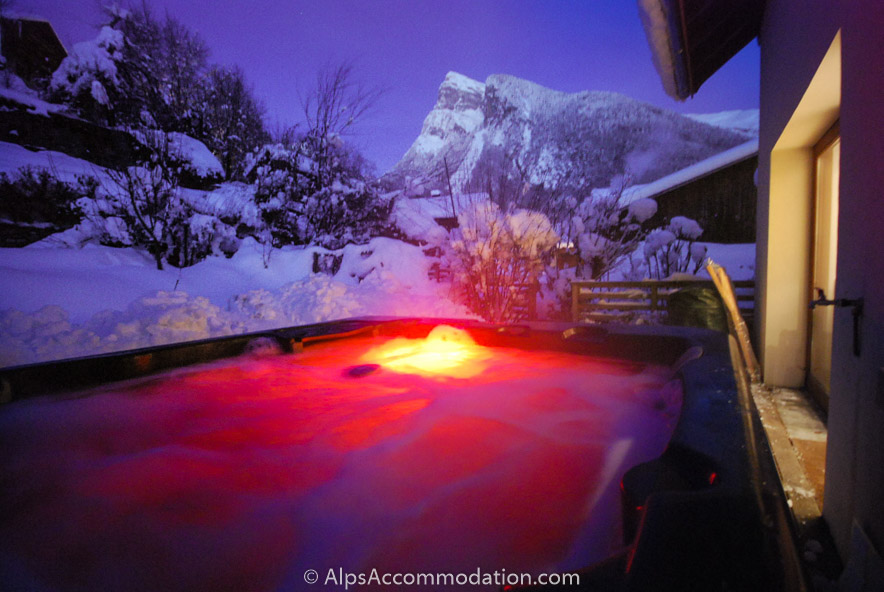 La Maison Blanche Samoëns - Stunning views of the majestic Criou mountain from the hot tub