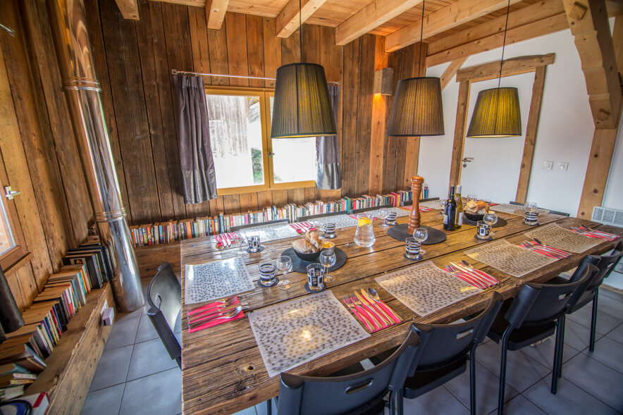 Chalet Pomet Morillon - Dining area with gorgeous barn door dining table