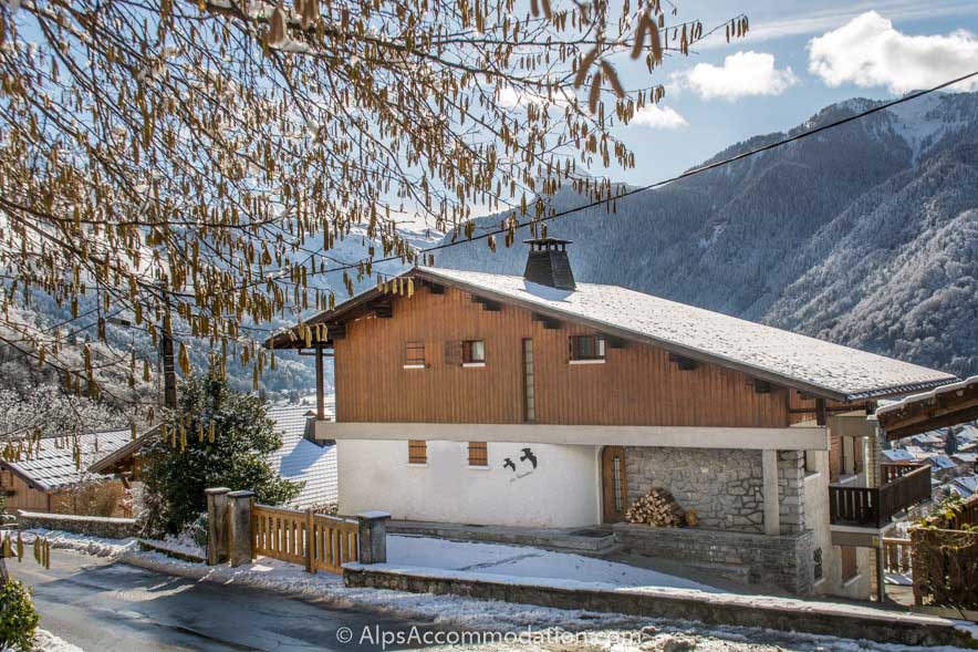 Chalet Falconnières Samoëns - Located 200m from the ski bus and a pleasant walk to the village centre with local shops and amenities