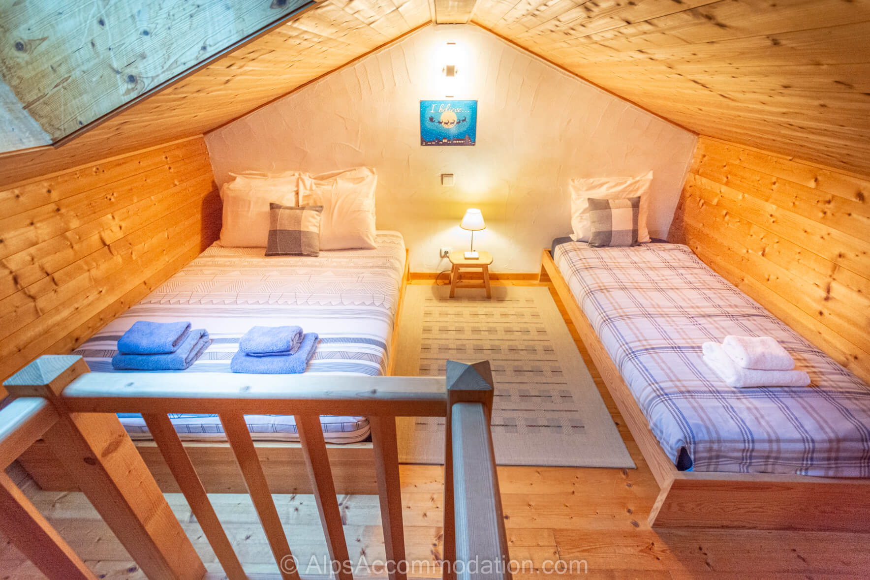 Chalet Lys Martagon Samoëns - Loft bedroom with double bed, full size single bed, and pull out bed