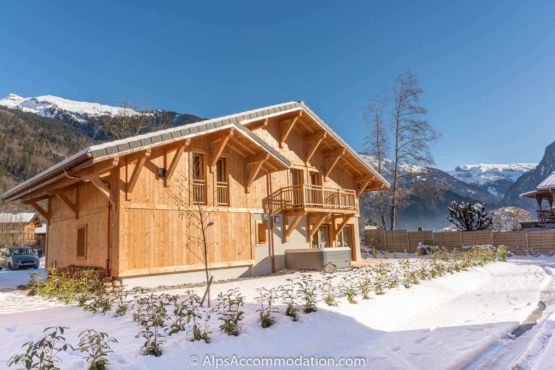 Chalet Louisa Samoëns - The south facing terrace and lawn with hot tub