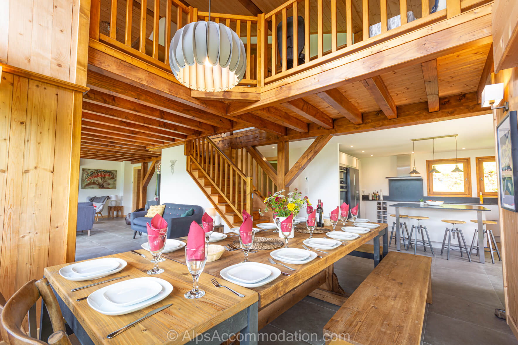 Chalet Marguerite Samoëns - Large dining table seating up to 16 people comfortably
