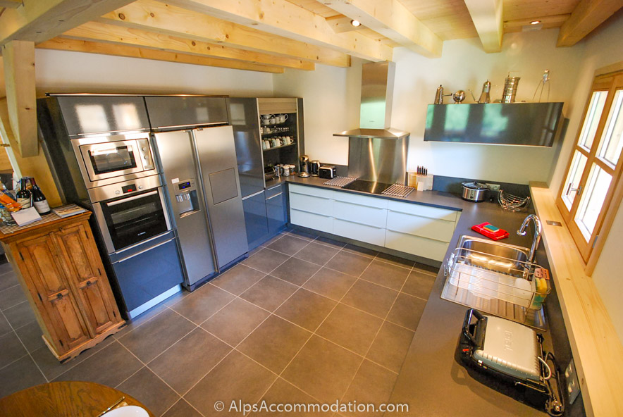 Chalet Maya Samoëns - Fully equipped kitchen with luxurious American style fridge with ice dispenser
