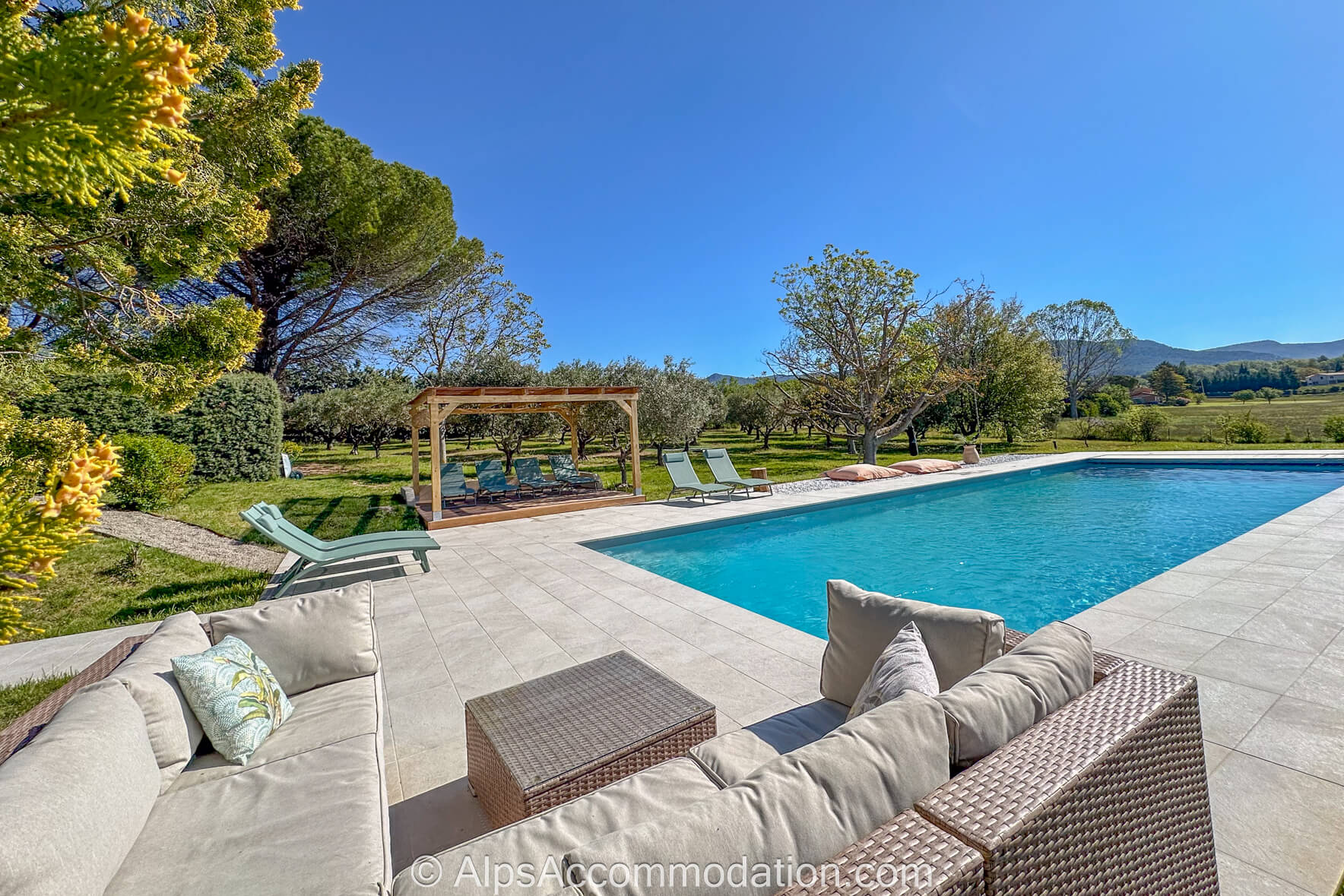 Le Mas Aups - Private swimming pool with sun loungers and large terrace