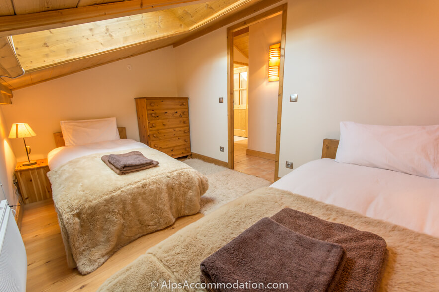Chardons Argentés D10 Samoëns - Twin bedroom with two full size single beds