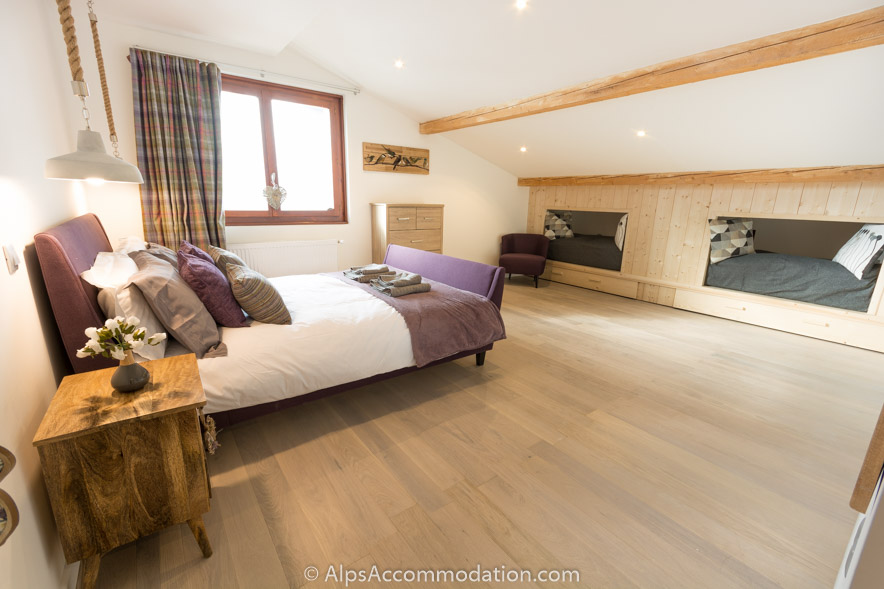 Chalet Falconnières Samoëns - Spacious and comfortable ensuite family bedroom sleeping up to 4