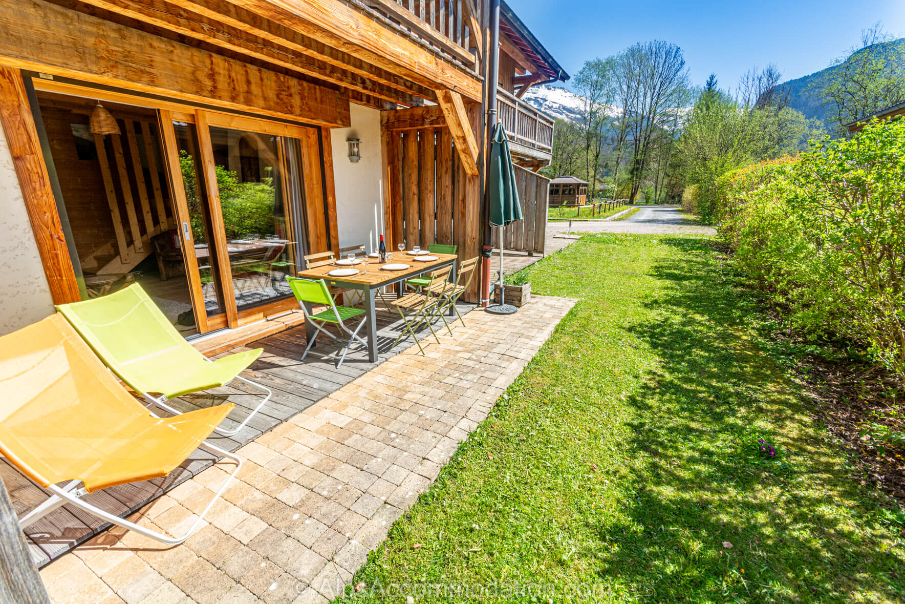 Chalet Lys Martagon Samoëns - South facing terrace and garden with table and chairs offering al fresco dining