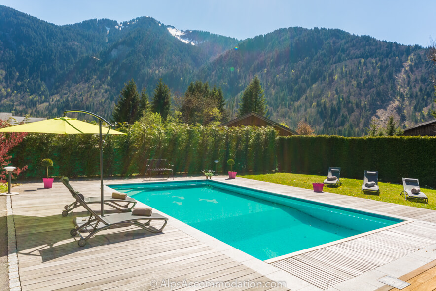 Chalet du Mont des Fraises Samoëns - Luxurious private swimming pool surrounded by decking and a lawned area