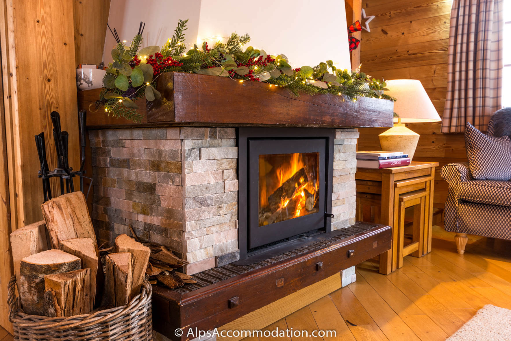 Chalet Étoile Morillon - Cosy log fire in the living area