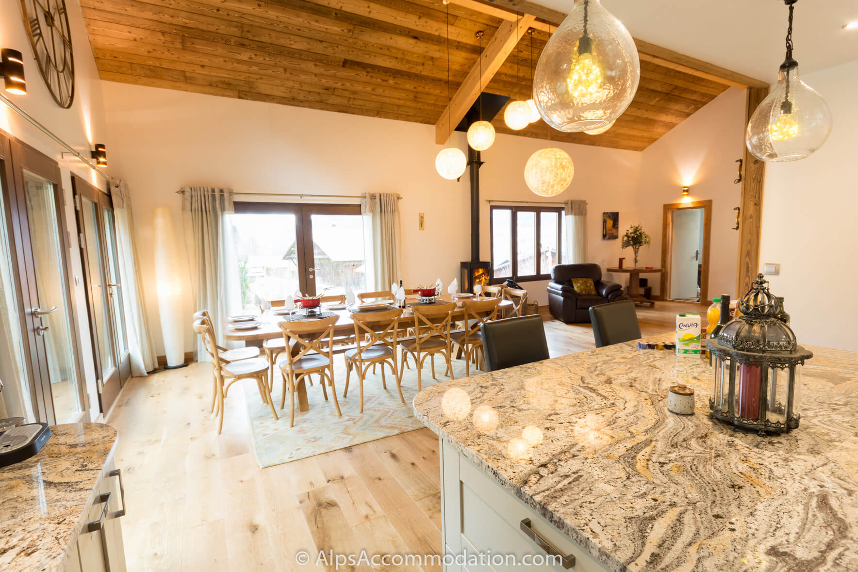 Chalet Gentian Samoëns - The stunning open plan kitchen and dining area
