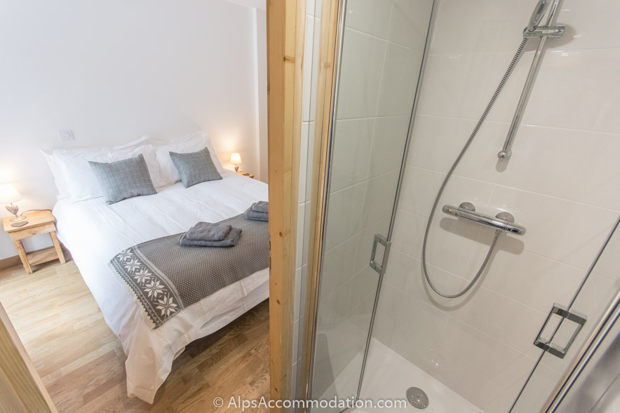 No.1 Chalet L'Orlaya Samoëns - All three bedrooms feature an ensuite bathroom