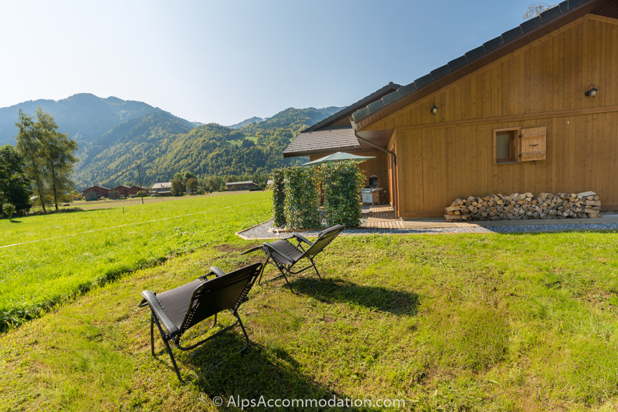 Chalet Balthazar Samoëns - A flat lawn provides the perfect place to soak up the sunshine and take in the views