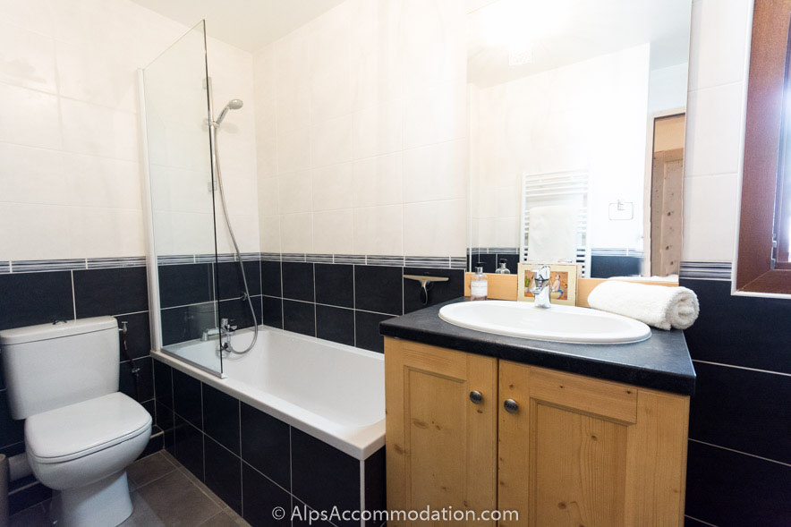 Le Clos F6 Samoëns - Family bathroom with bath and integrated shower