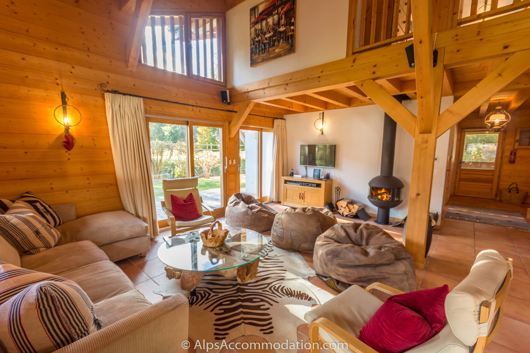 Chalet La Boissière Samoëns - Light and spacious living area with double height ceiling