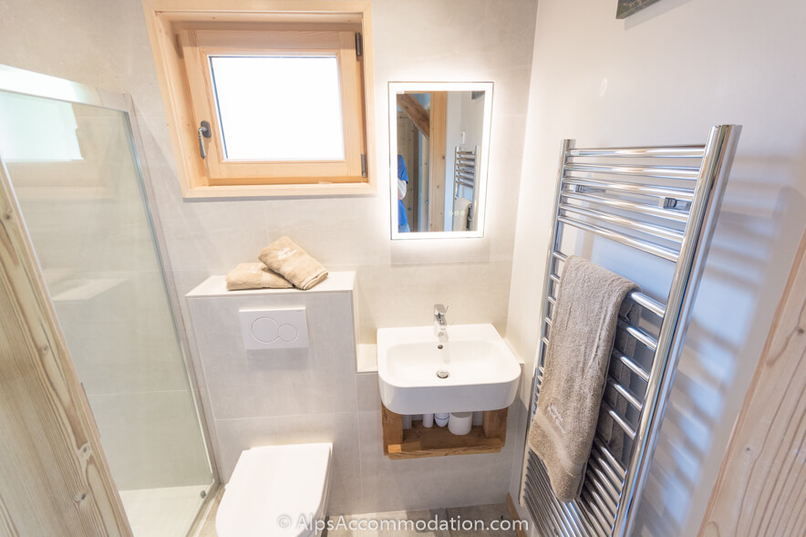 Chalet Petit Coeur Samoëns - The family bathroom with shower on the lower level