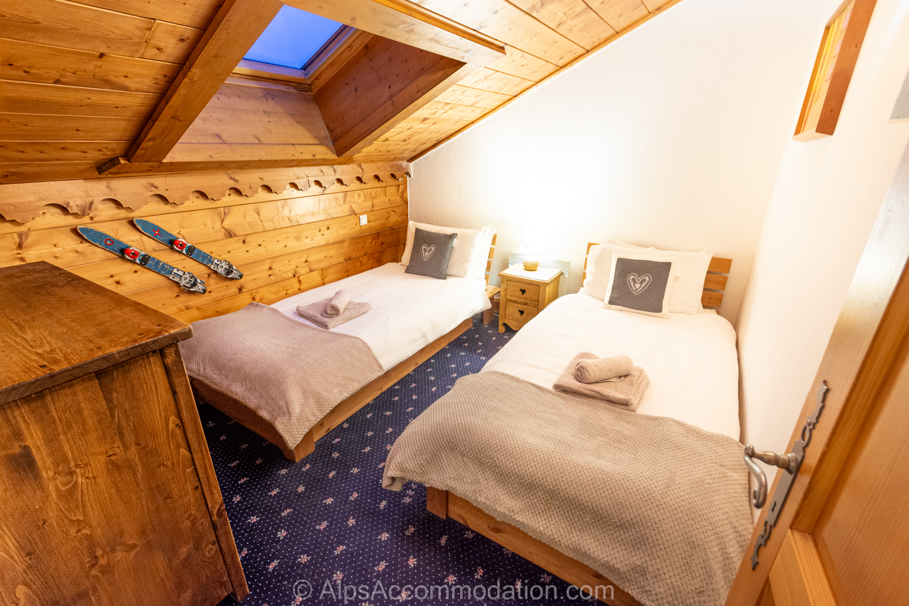 Chalet Alpage Morillon 1100 - Spacious twin bedroom with two comfortable single beds