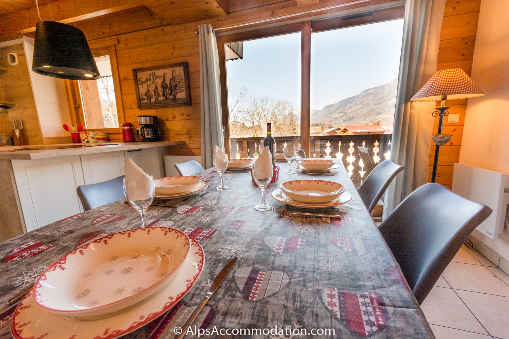 Pas Au Loup A10 Samoens - Beautiful views down the valley from the dining area