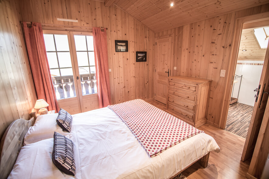 Chalet Kassy Morillon - Bright and uplifting double ensuite bedroom