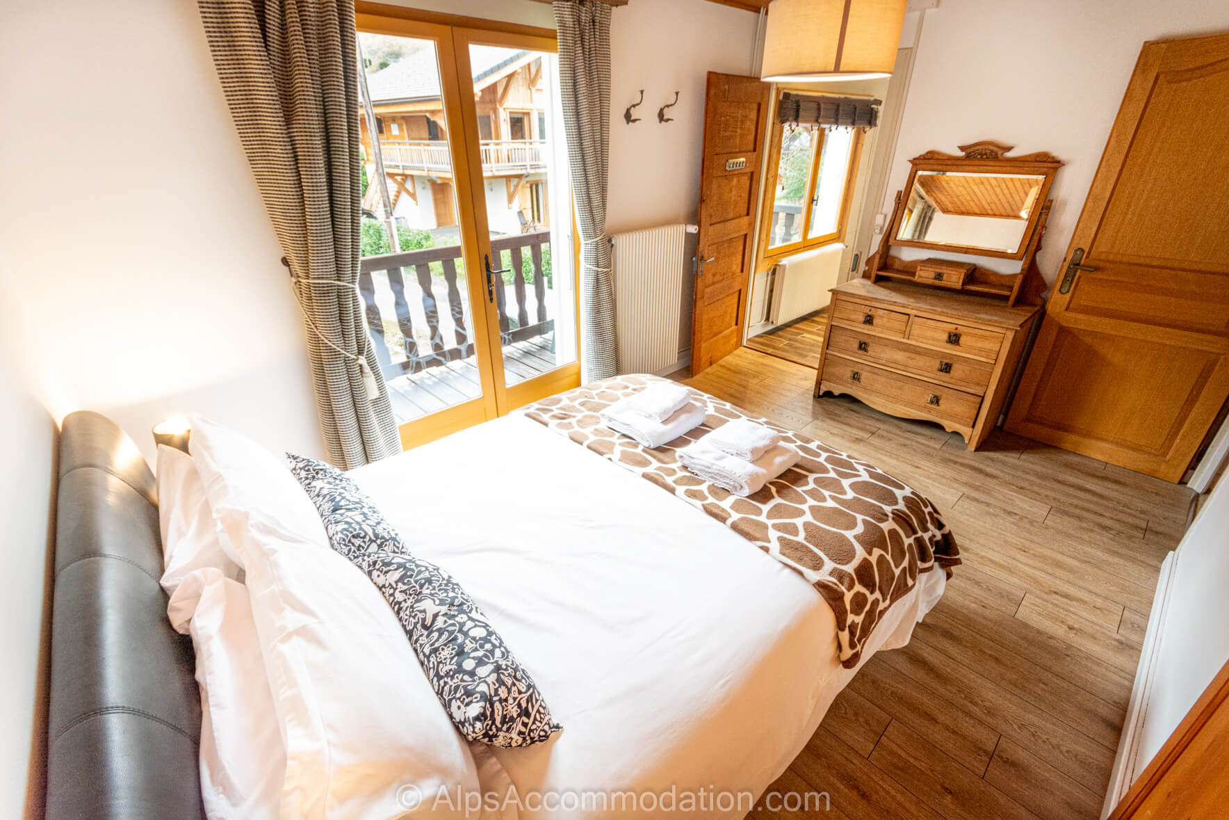 Chalet Mysig Samoëns - The beautiful ensuite queen bedroom with south facing balcony and views to the pistes