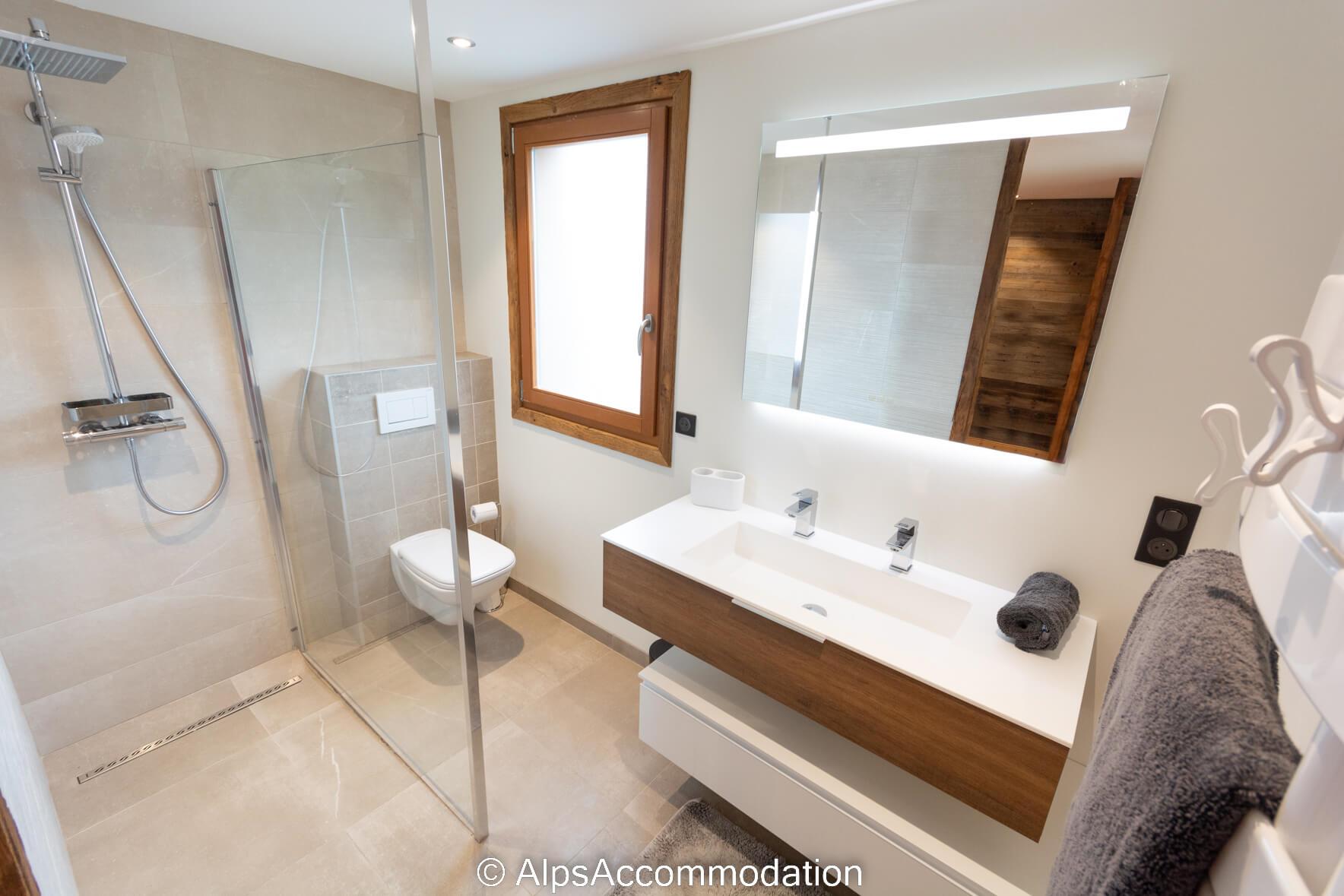Chalet Lily Samoëns - First floor ensuite bathroom with large walk in shower