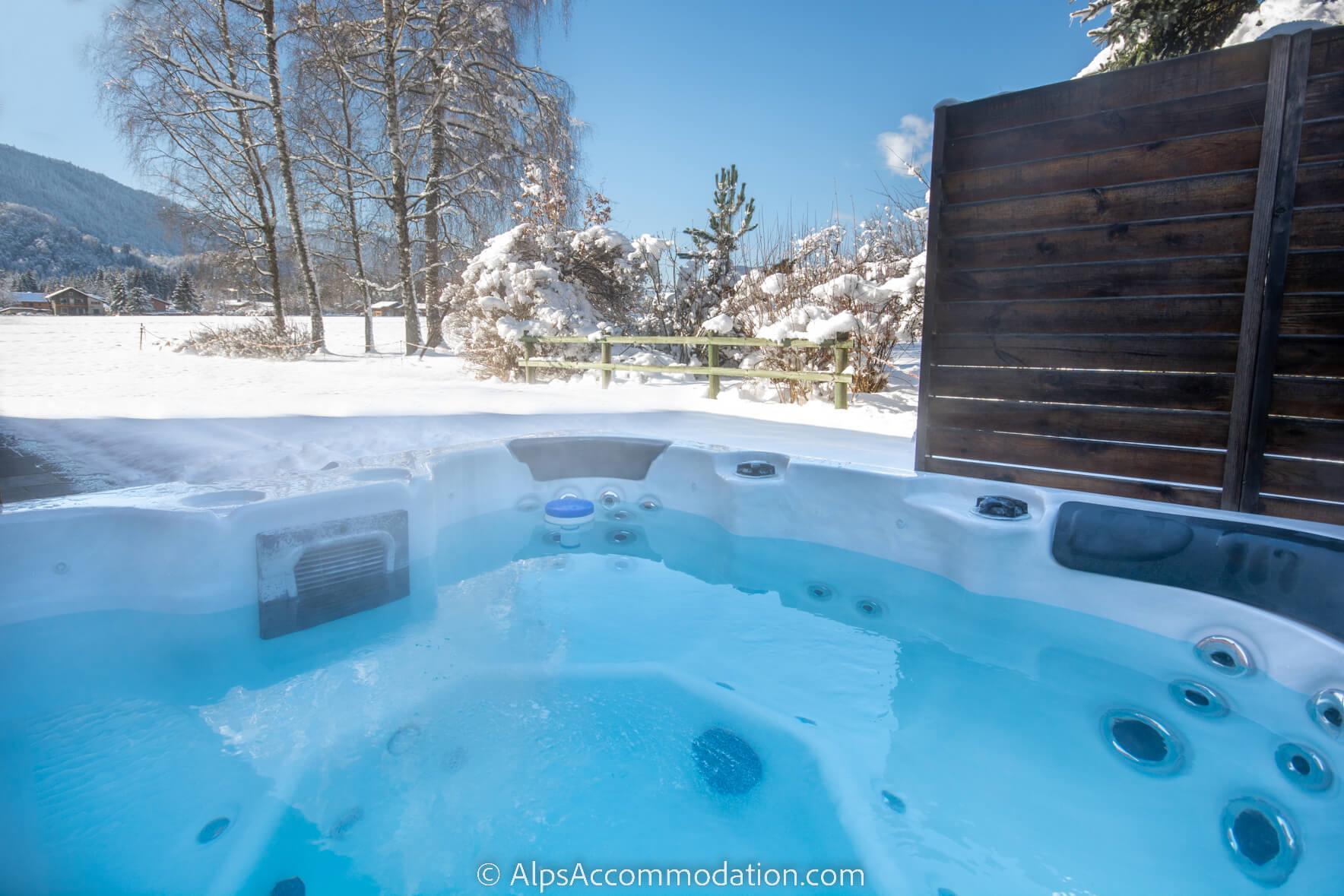 Chalet Balthazar Samoëns - Relax tired legs in the luxurious hot tub