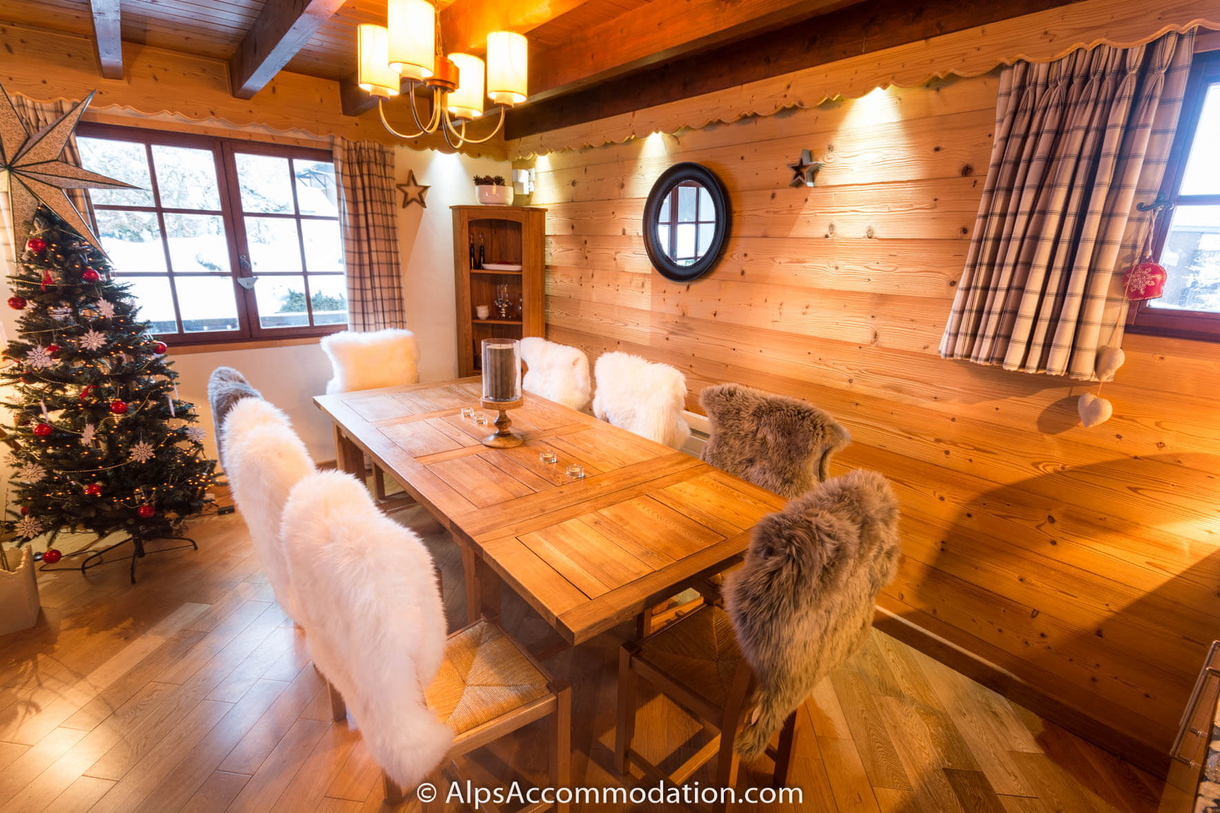 Chalet Étoile Morillon - The dining area seats up to 10 comfortably and features a raclette machine