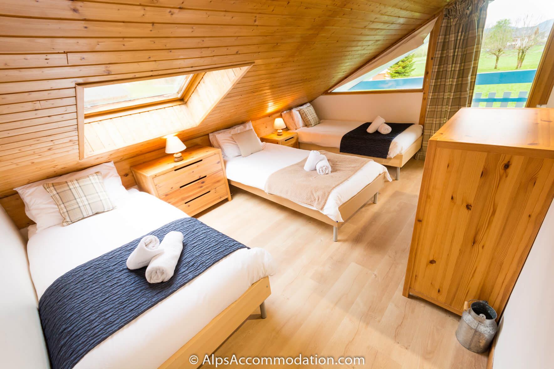 Chalet Bleu Morillon - Triple bedroom with balcony access and amazing views