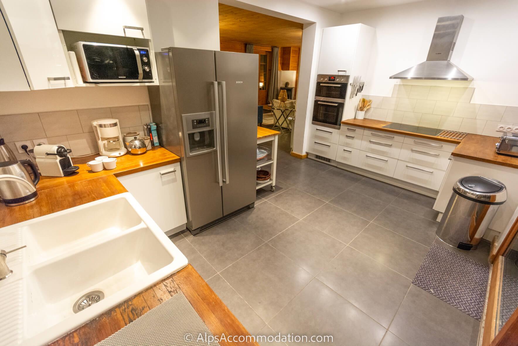 La Maison Blanche Samoëns - Bright and spacious fully equipped kitchen leading out to garden and hot tub