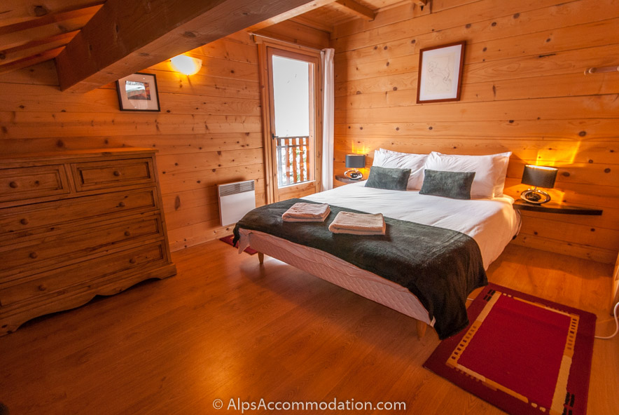 Chalet Sisu Sixt-Fer-à-Cheval - Large queen bedroom with private balcony