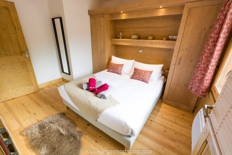 Apartment Bel Air Samoëns - The master bedroom features an ensuite bathroom and luxurious king size bed