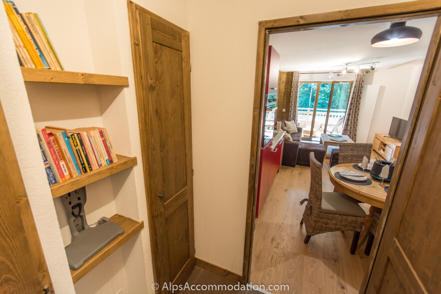 Apartment Les Niveoles B9 Morillon - The entrance area provides great storage space and a selection of books to enjoy