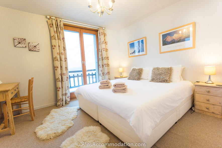 Maison Deux Coeurs Samoëns - King Size Bedroom with Double Aspect