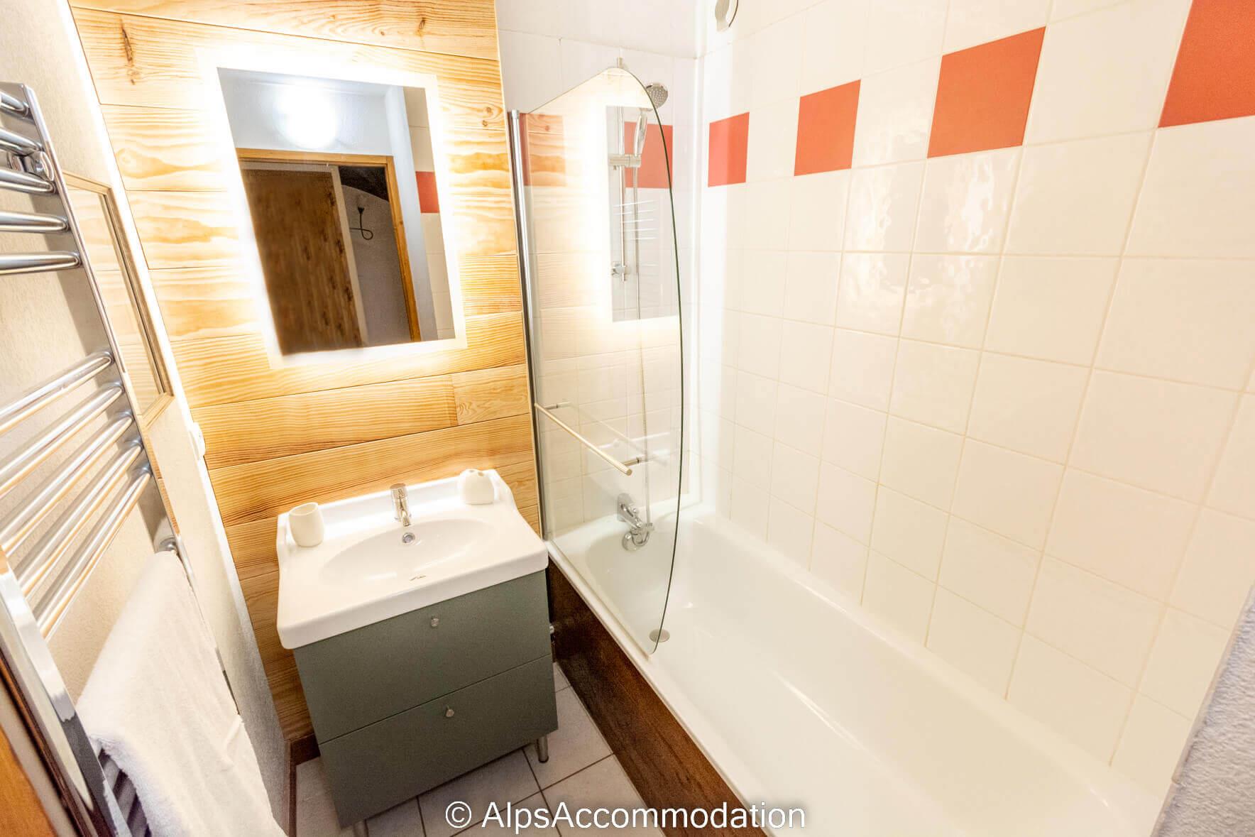 Chalet Amande E4 Samoëns - Family bathroom with bath and shower