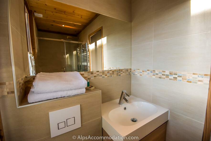 Chalet Moccand Samoëns - Ensuite bathroom with large shower and Molton Brown toiletries