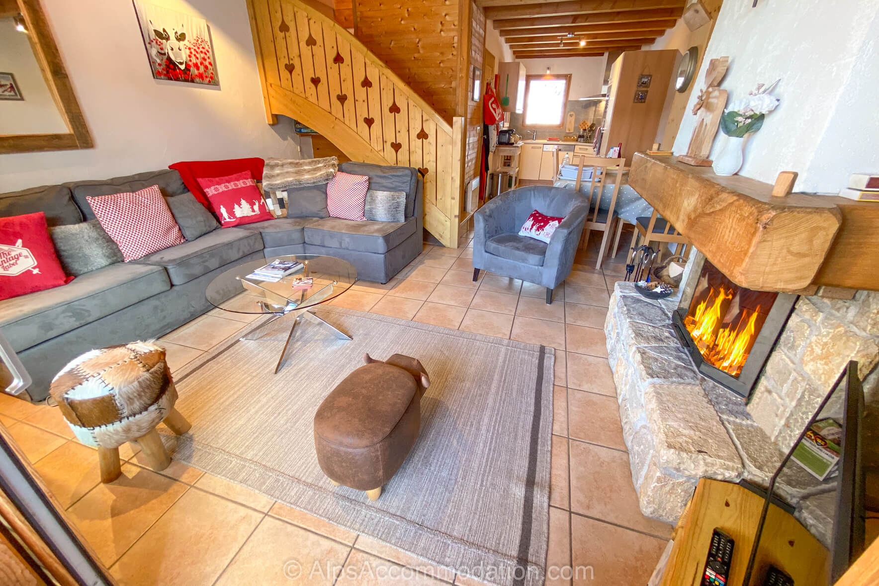 Chalet La Cascade Samoëns - Lounge with sofa and log fire