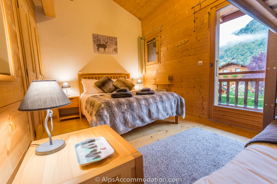 Chalet La Cascade Samoëns - Quad bedroom with private balcony offering superb views