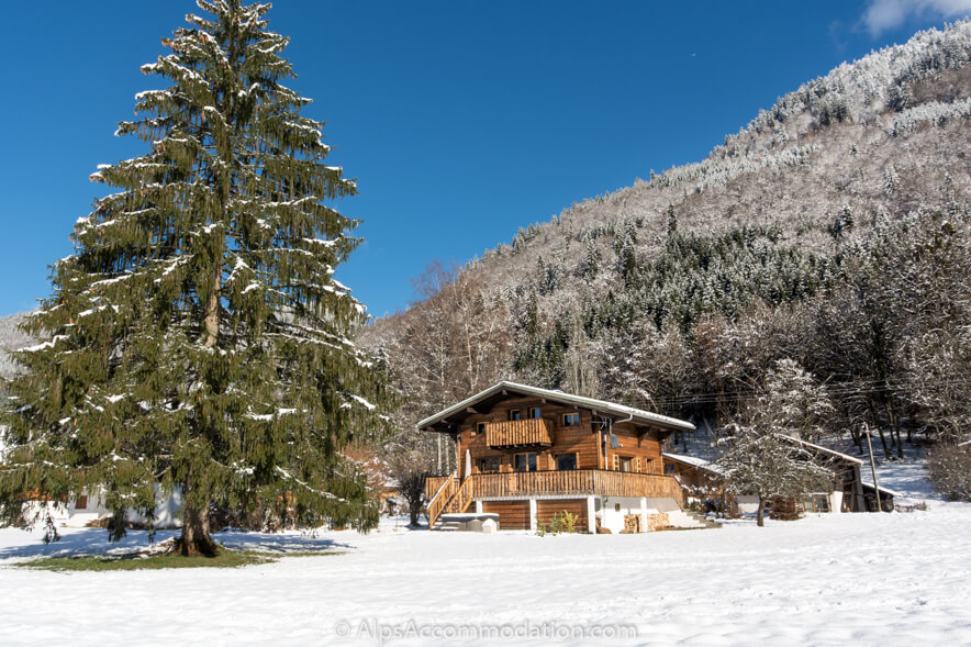 Chalet Toubkal Samoëns - A stunning location with plenty of flat land and mountain backdrop