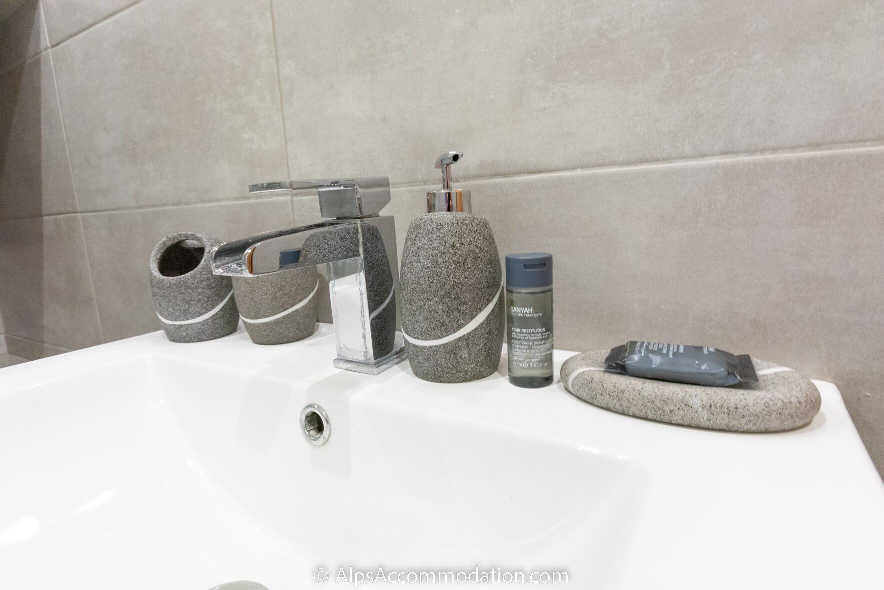 La Maison Blanche Samoëns - Luxurious toiletries are provided in the numerous bathrooms