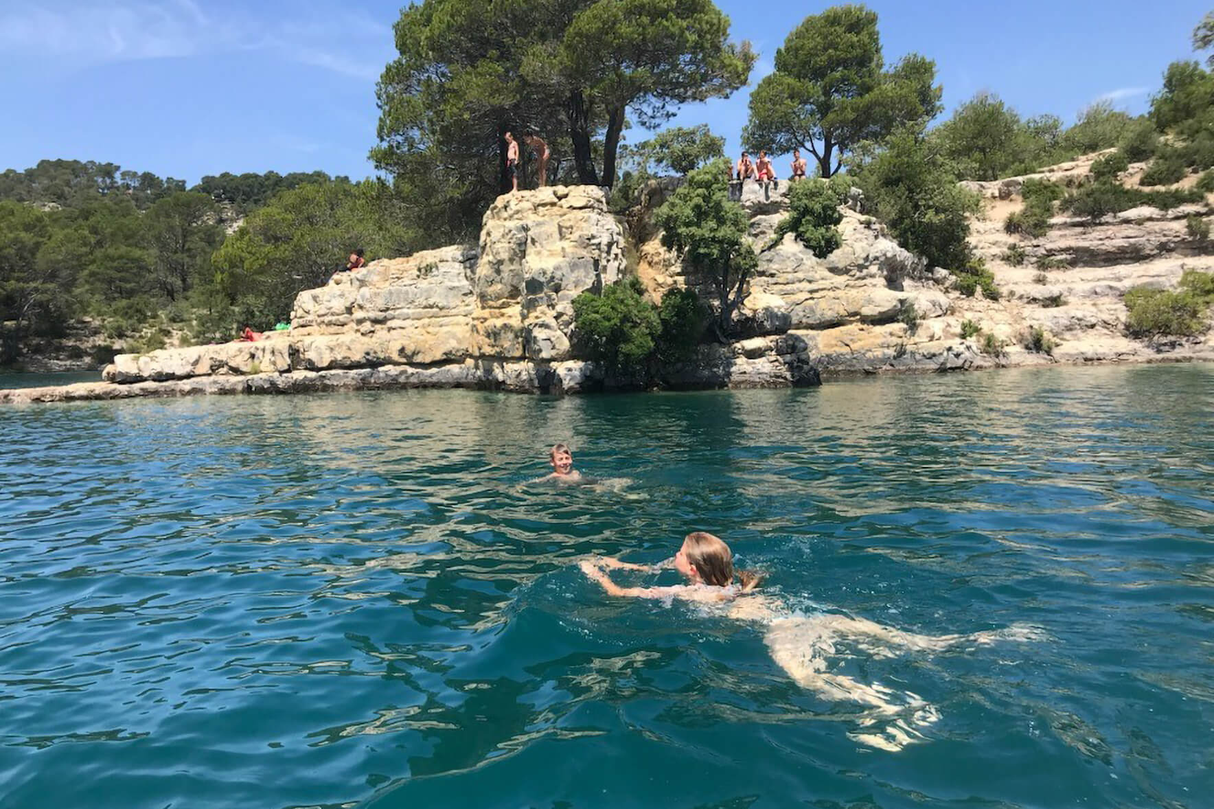 Swimming and rock jumping in Lac d'esparron