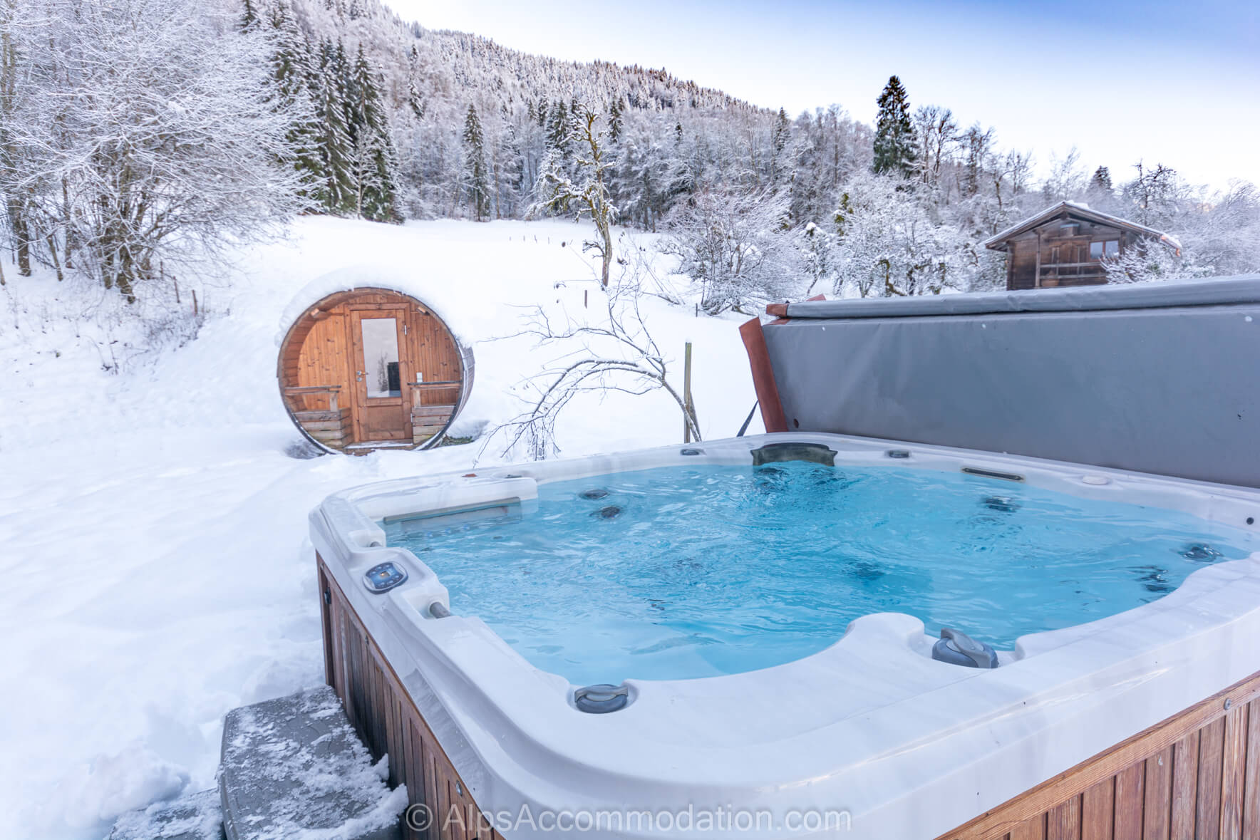 Chalet Gentian Samoëns - Luxurious hot tub and sauna are the ideal place to enjoy the scenery