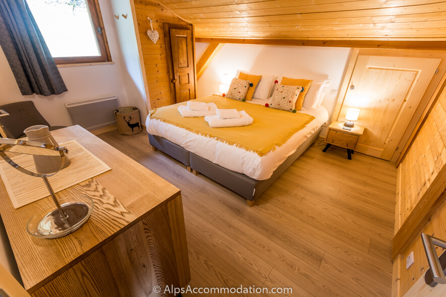Chalet Marguerite Samoëns - Spacious and well appointed bedroom with ensuite bathroom