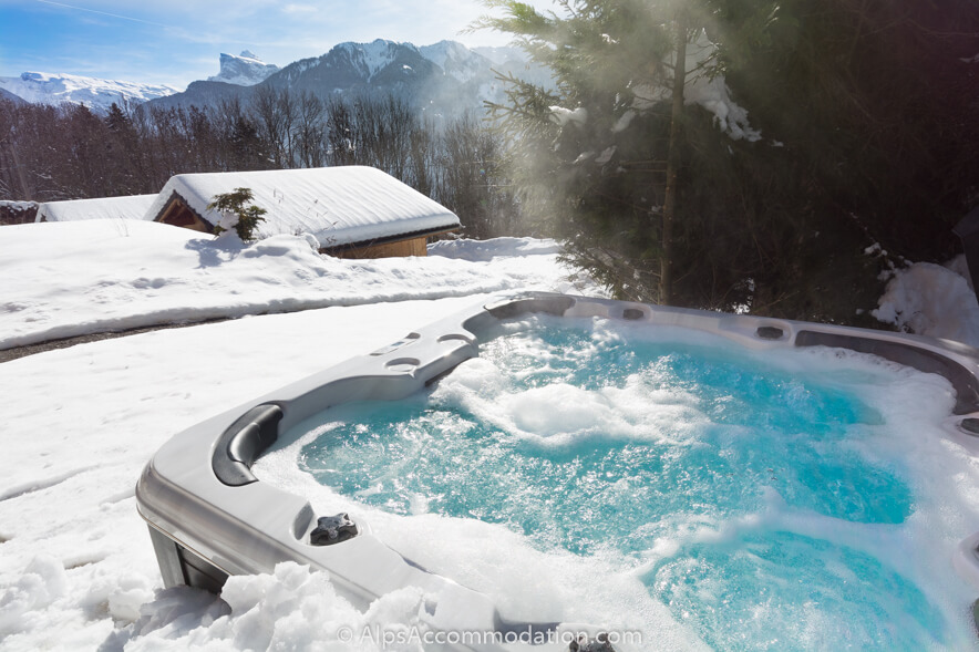 Chalet Marguerite Samoëns - Wonderful mountain views from the luxurious hot tub