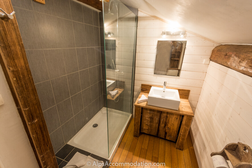 Chalet Mysig Samoëns - A family bathroom on the first floor contains a large walk-in shower