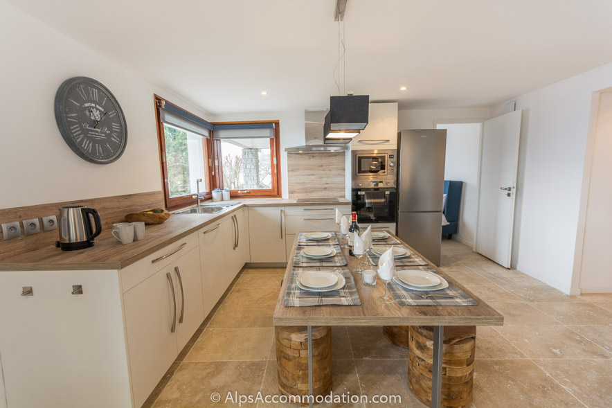 Apartment Falconnières Samoëns - The fully equipped kitchen and dining area for 4