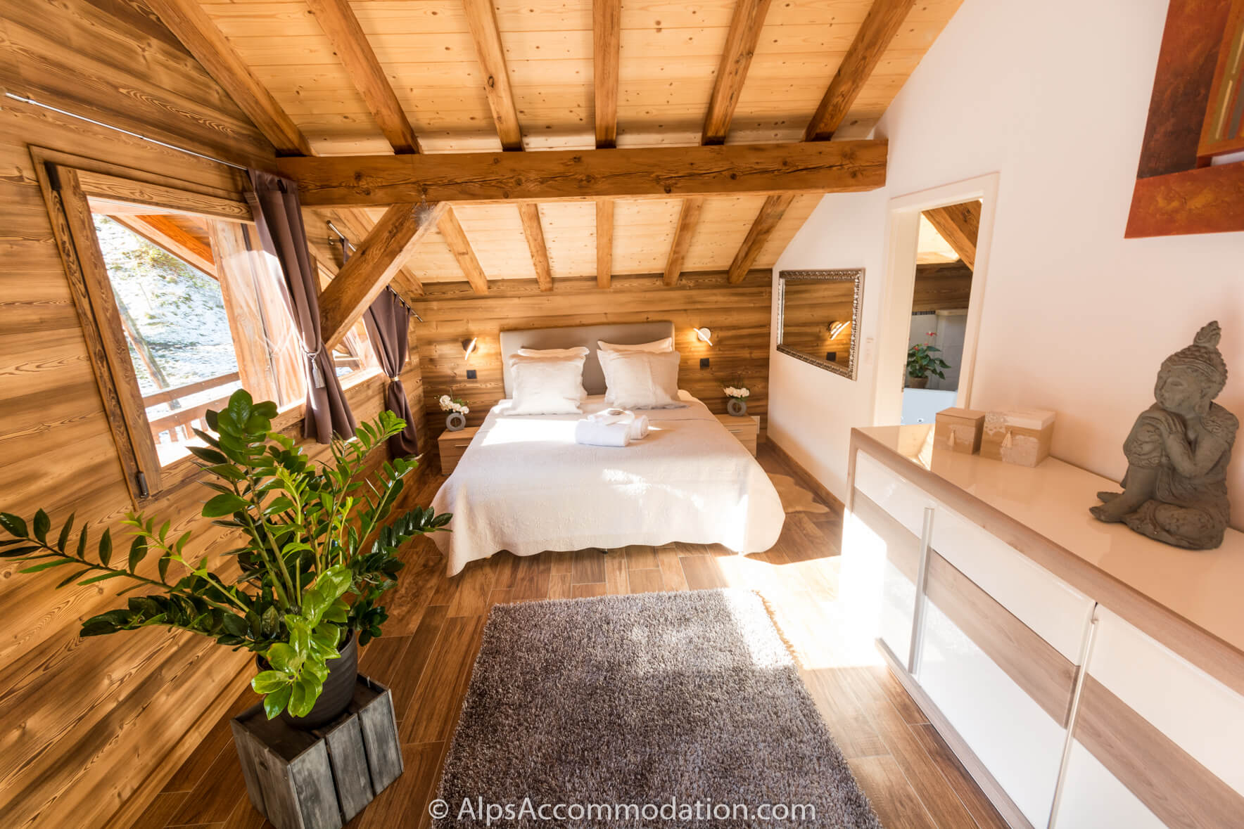 Chalet Sole Mio Morillon - The magnificent master bedroom with shared ensuite bathroom and private balcony