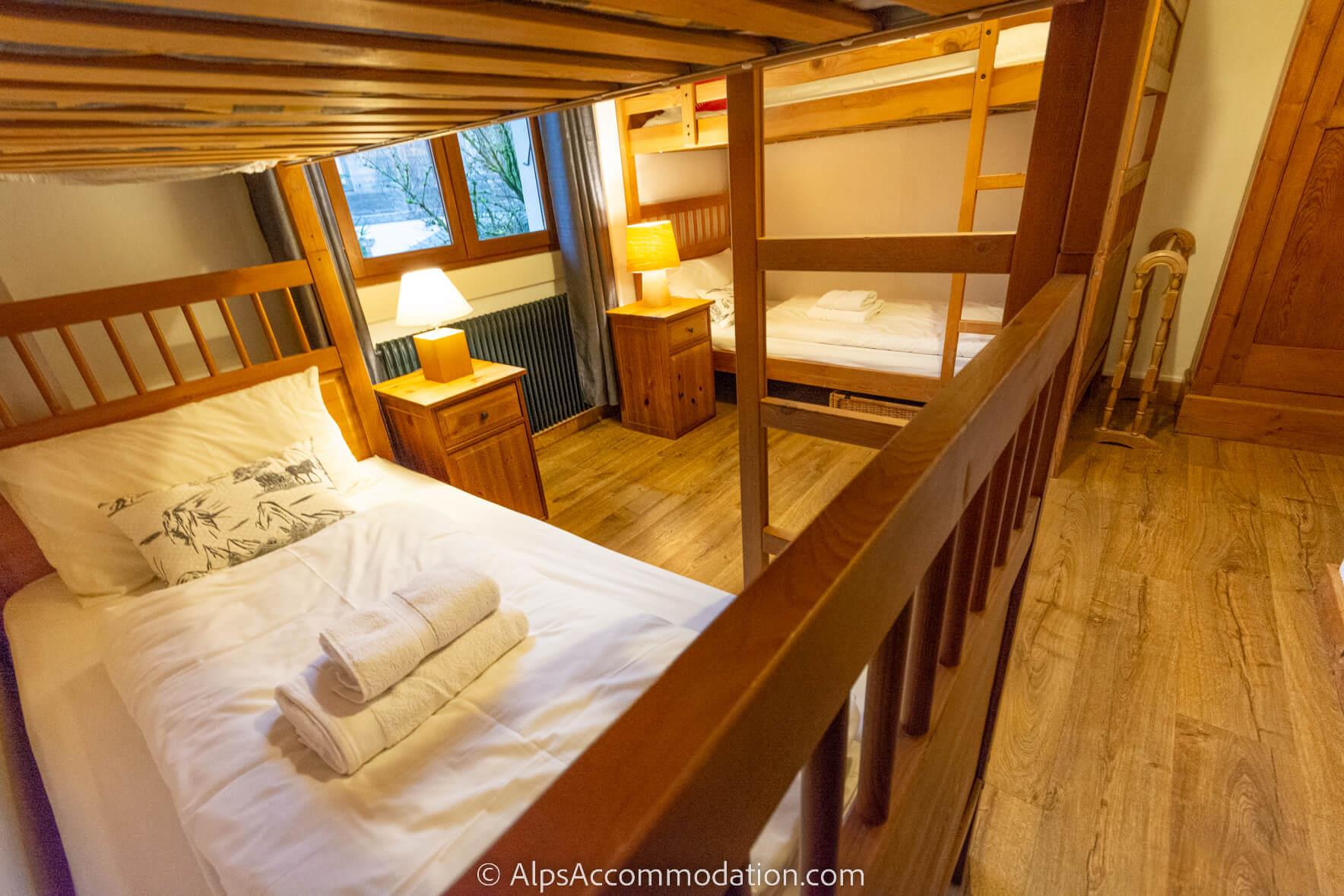Chalet Moccand Samoëns - Ensuite bunk bedroom with 2 sets of full size beds