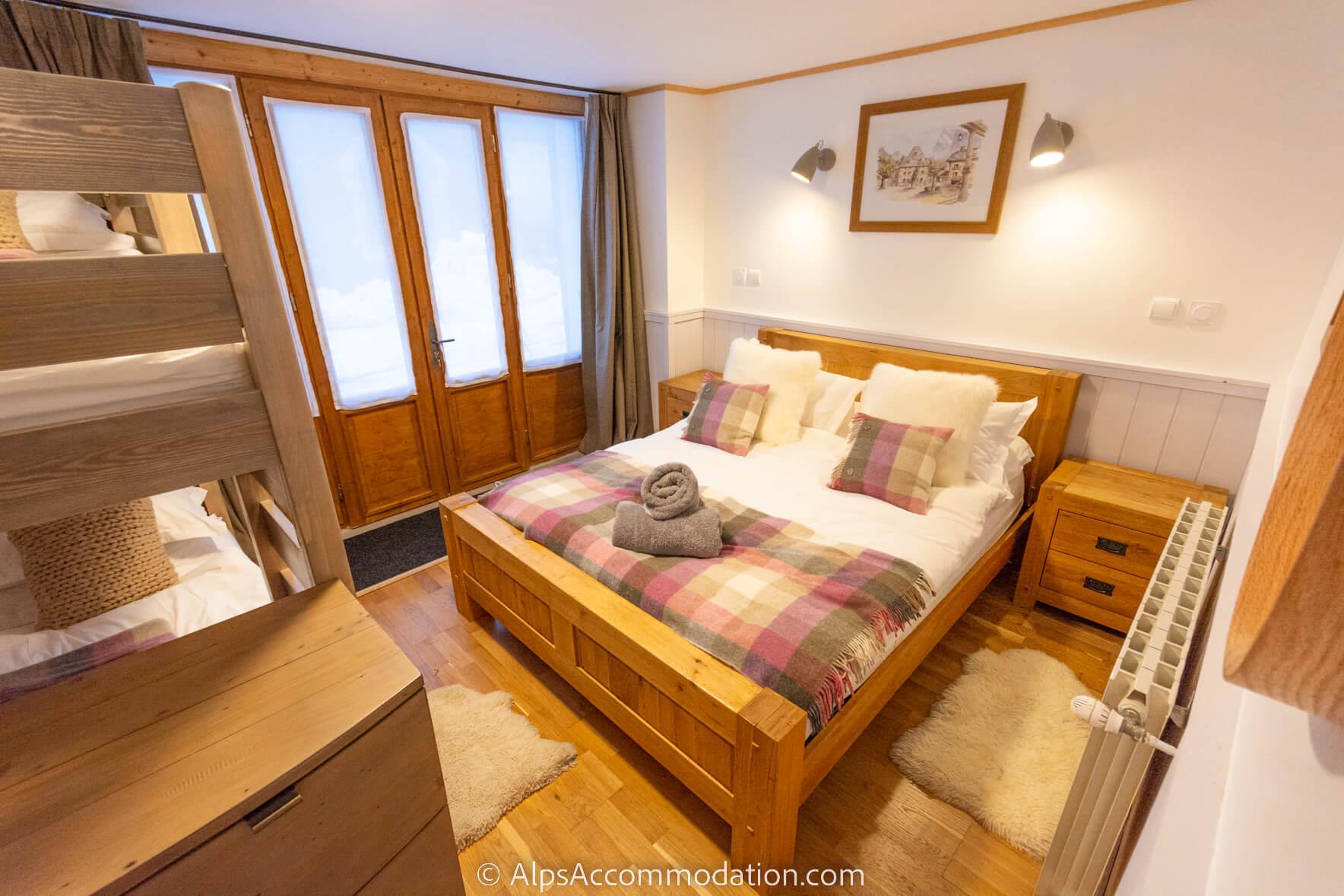 La Maison Blanche Samoëns - Second family bedroom with large bright French windows and adjacent family bathroom