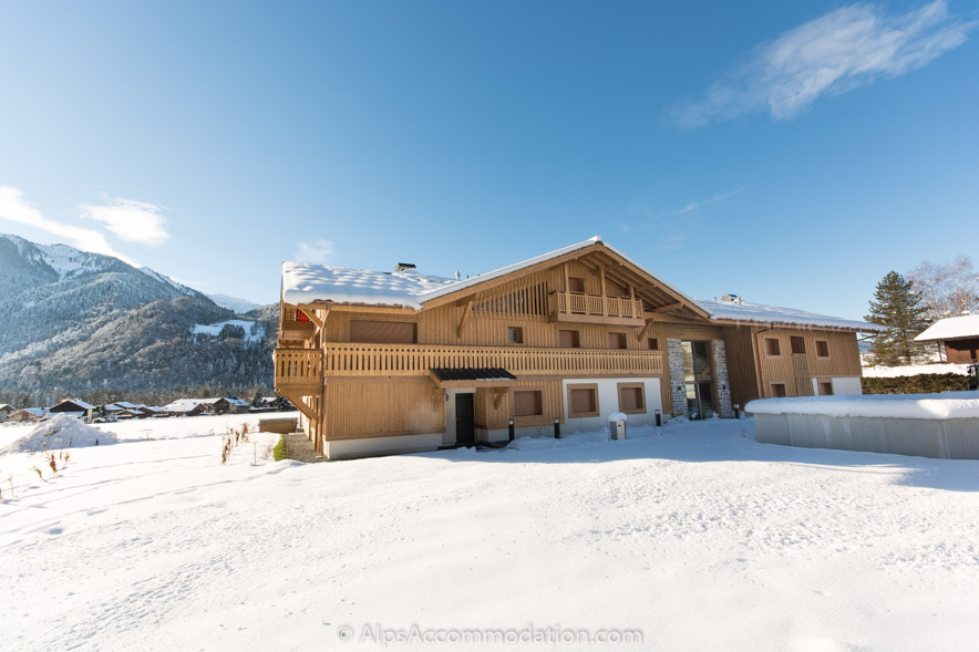 No.1 Chalet L'Orlaya Samoëns - Communal garden surround the apartment and offer fabulous views towards the pistes of the Grand Massif